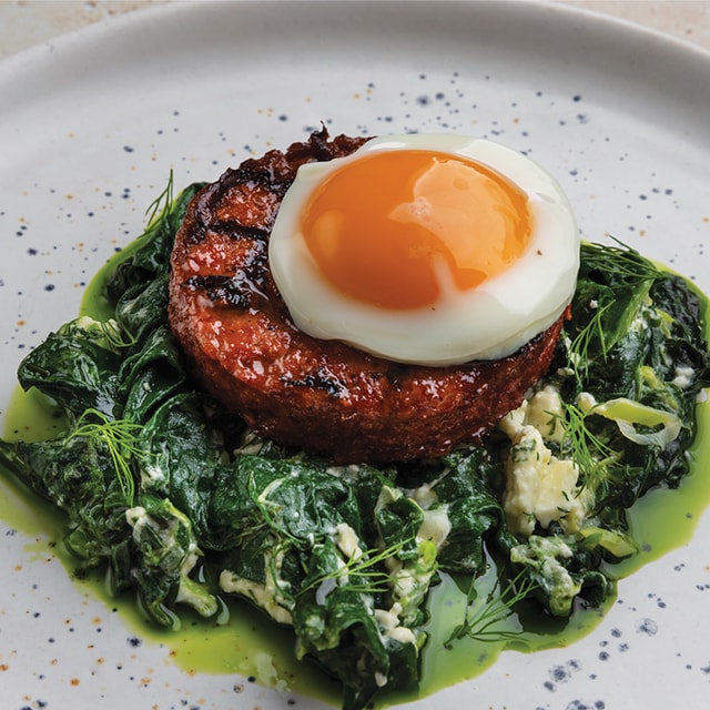 Bitoque a la Russe με Raw ΝoΒeef Burger και Γεύση Σπανακόπιτα